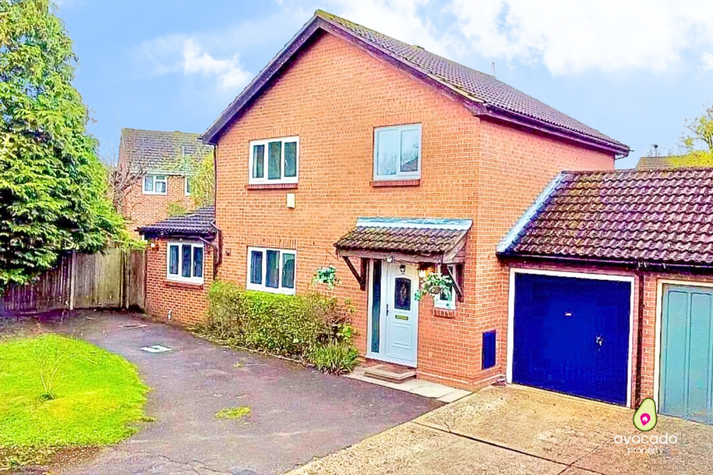 4 bedroom link detached house for sale in Ilfracombe Way, Lower Earley, Reading, RG6