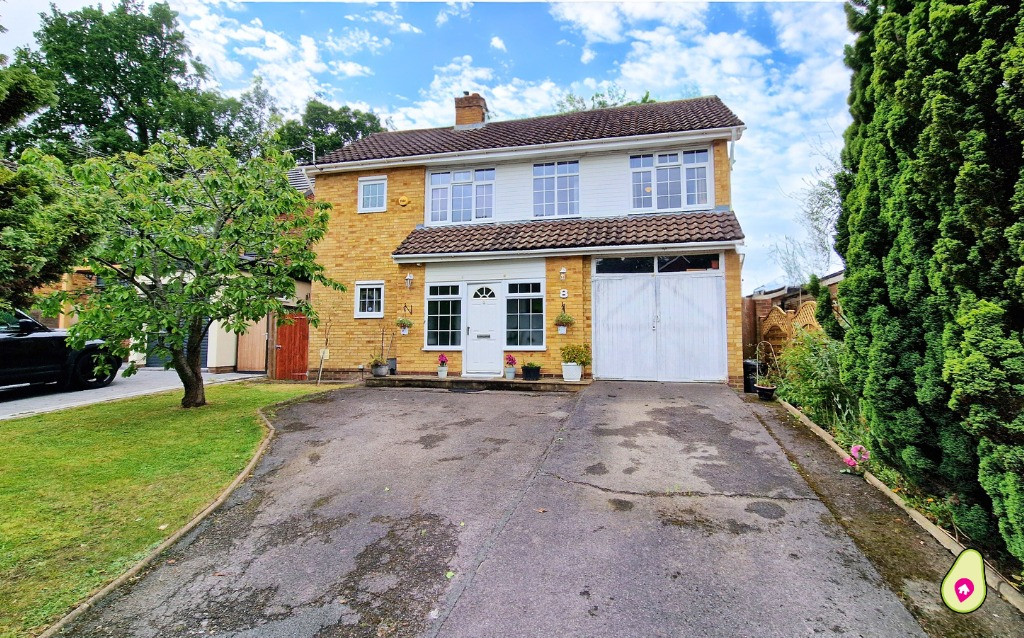 4 bedroom detached house for sale in Grange Avenue, Crowthorne