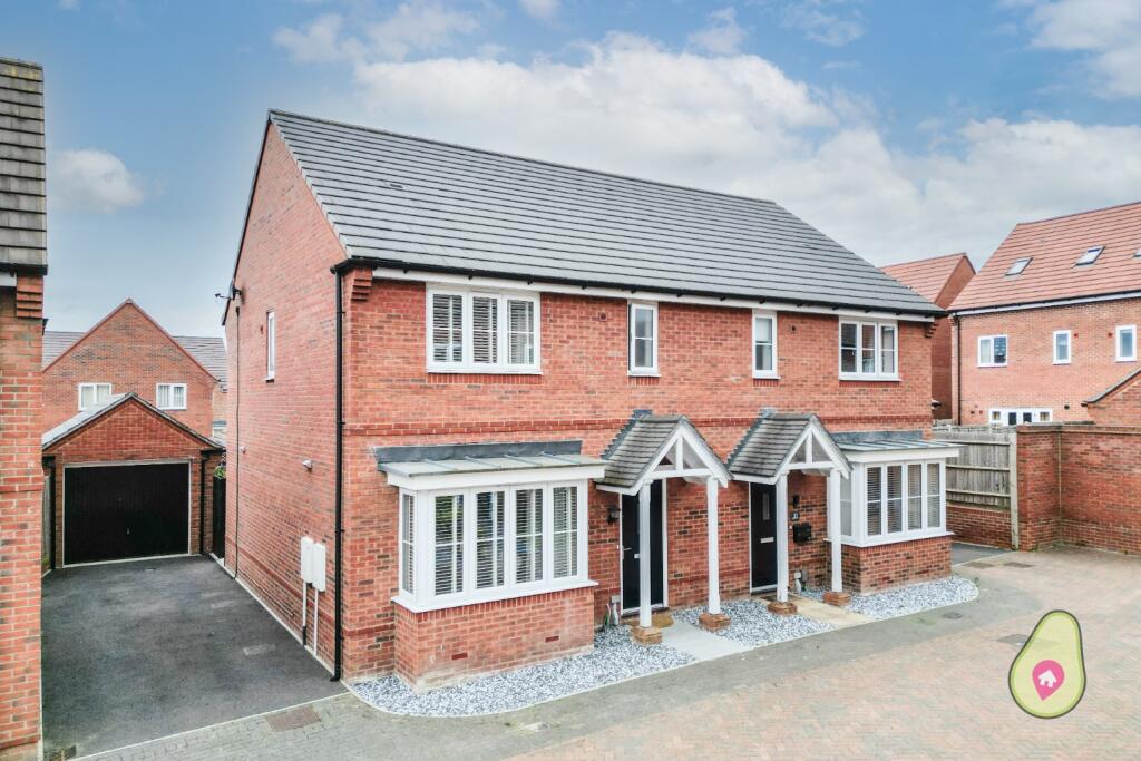 3 bedroom semidetached house for sale in Piggott Road, Shinfield