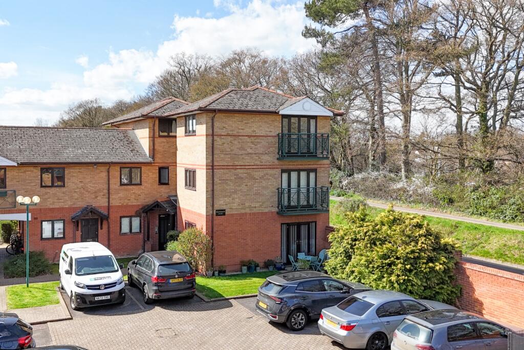 Main image of property: Flat 6, Shaftesbury Court, Ludlow Road, Maidenhead, Berkshire, SL6 2RS