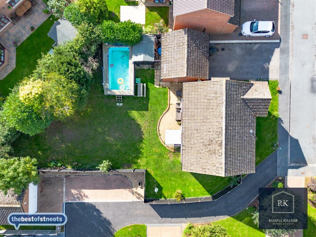 4 bedroom detached house for sale in Lakefield Avenue, Little Paxton