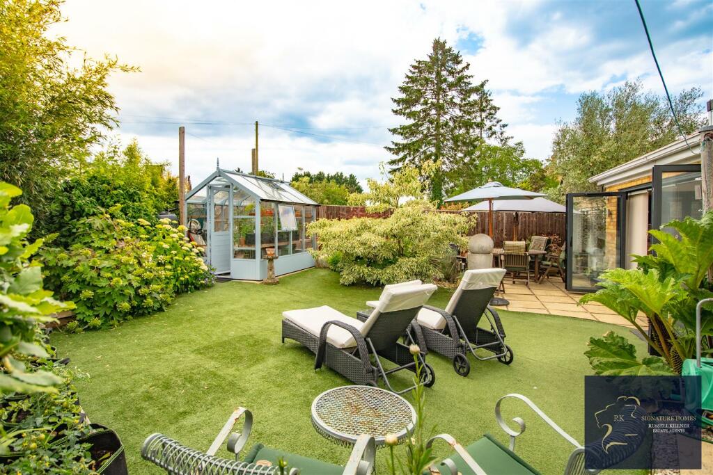 4 bedroom semidetached bungalow for sale in Castle Hill Close, Eaton