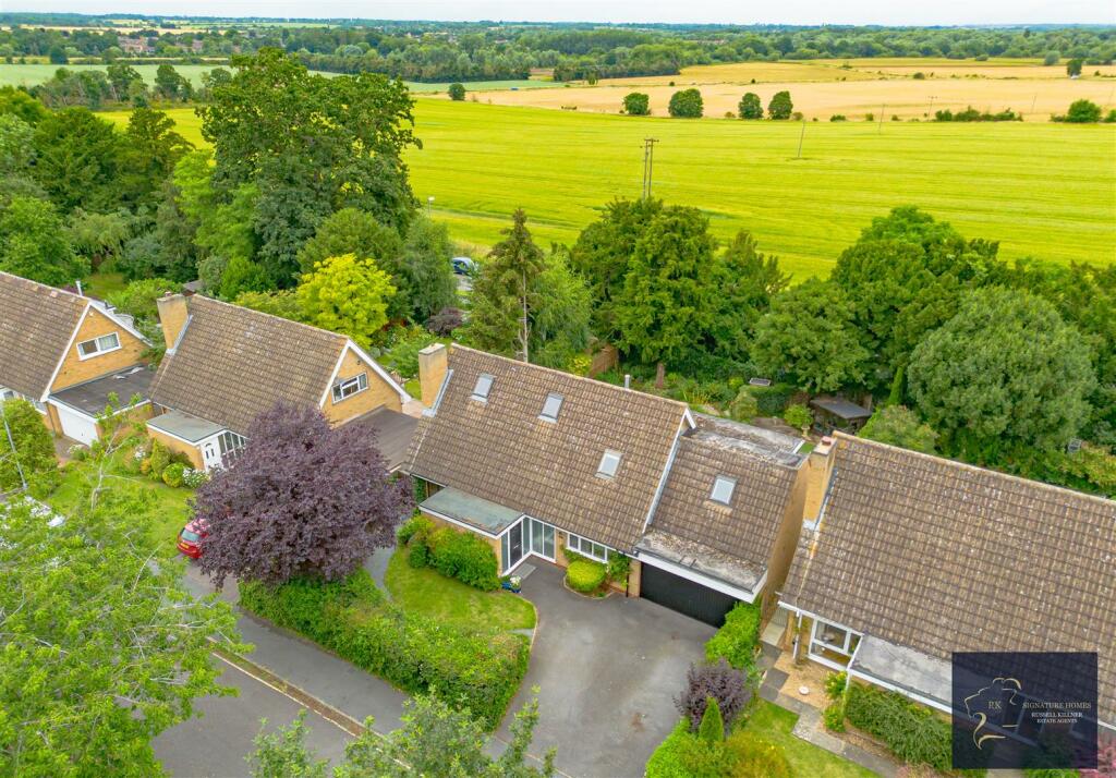 5 bedroom detached house for sale in Woodlands, St. Neots, PE19