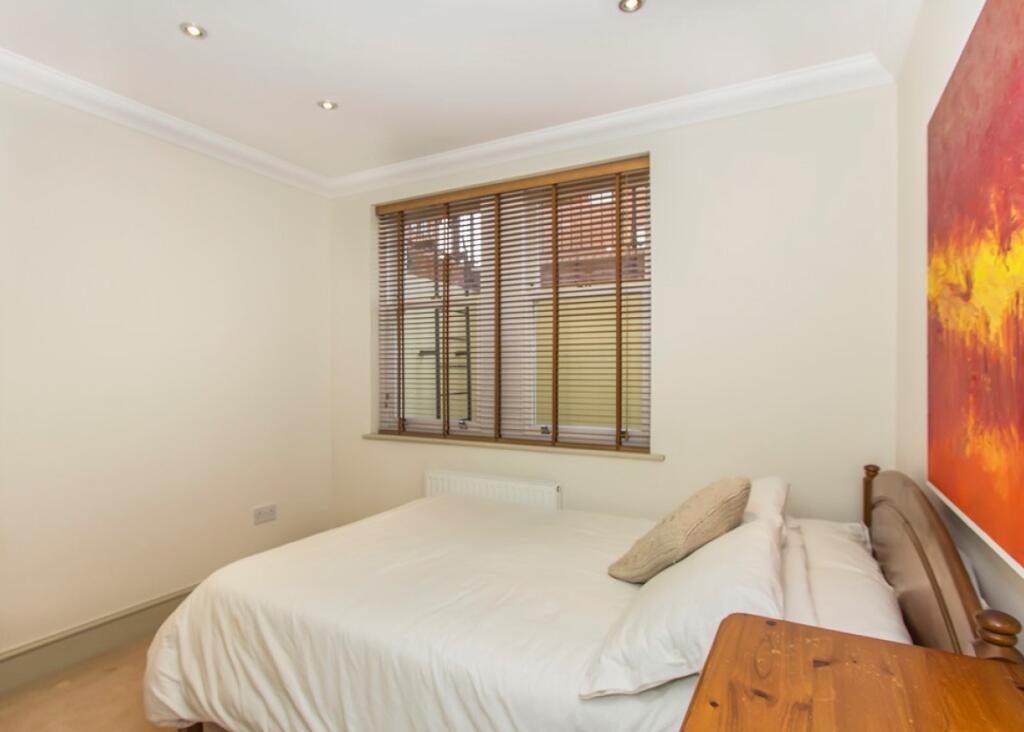 Additional property image - Pirbright House, West Cliff Gardens, Bournemouth, Dorset, BH2 5HL