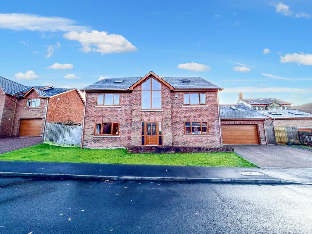 6 bedroom detached house for sale in Rhiw Franc Place, Abersychan, NP4