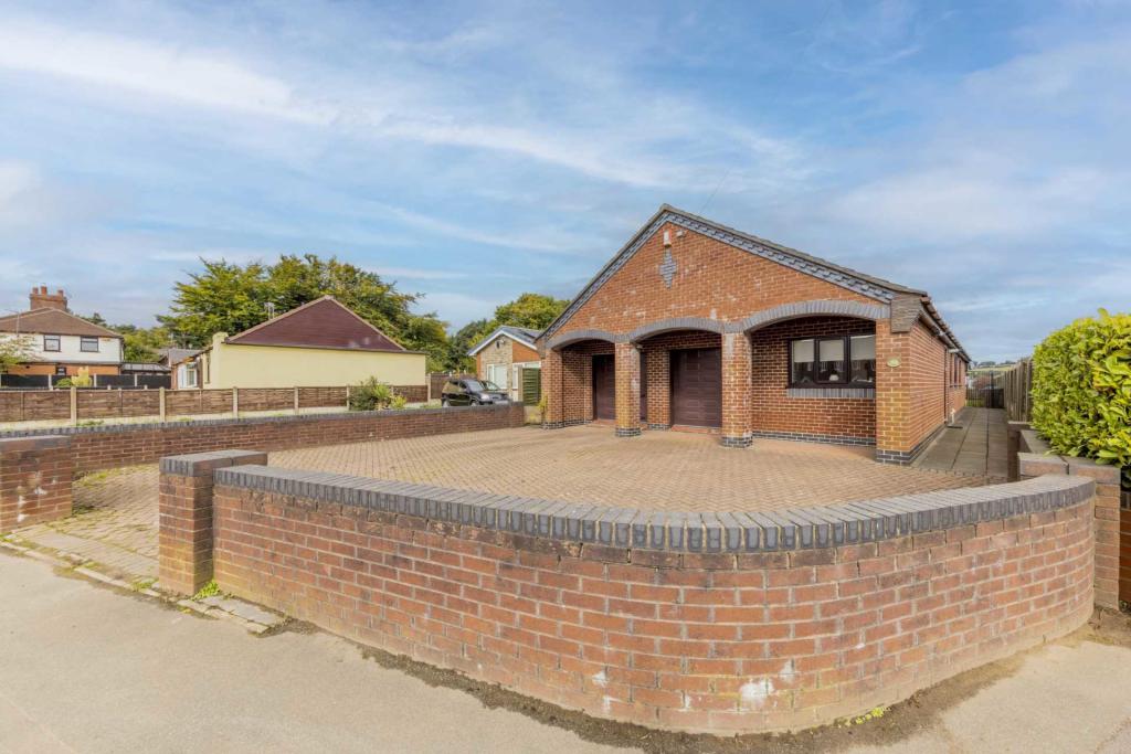 4 bedroom detached bungalow for sale in The Wood, Meir, ST3