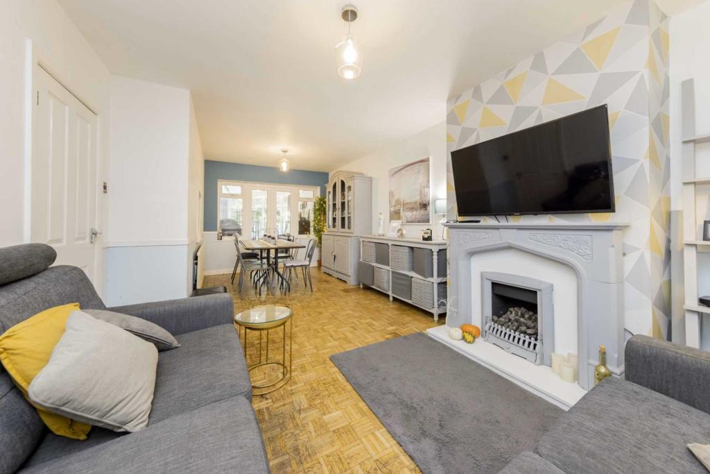 5 bedroom semidetached house for sale in Brook Road, Trentham, ST4