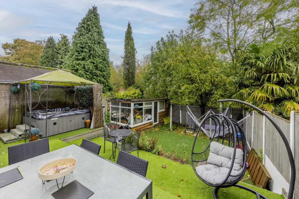 5 bedroom semidetached house for sale in Brook Road, Trentham, ST4