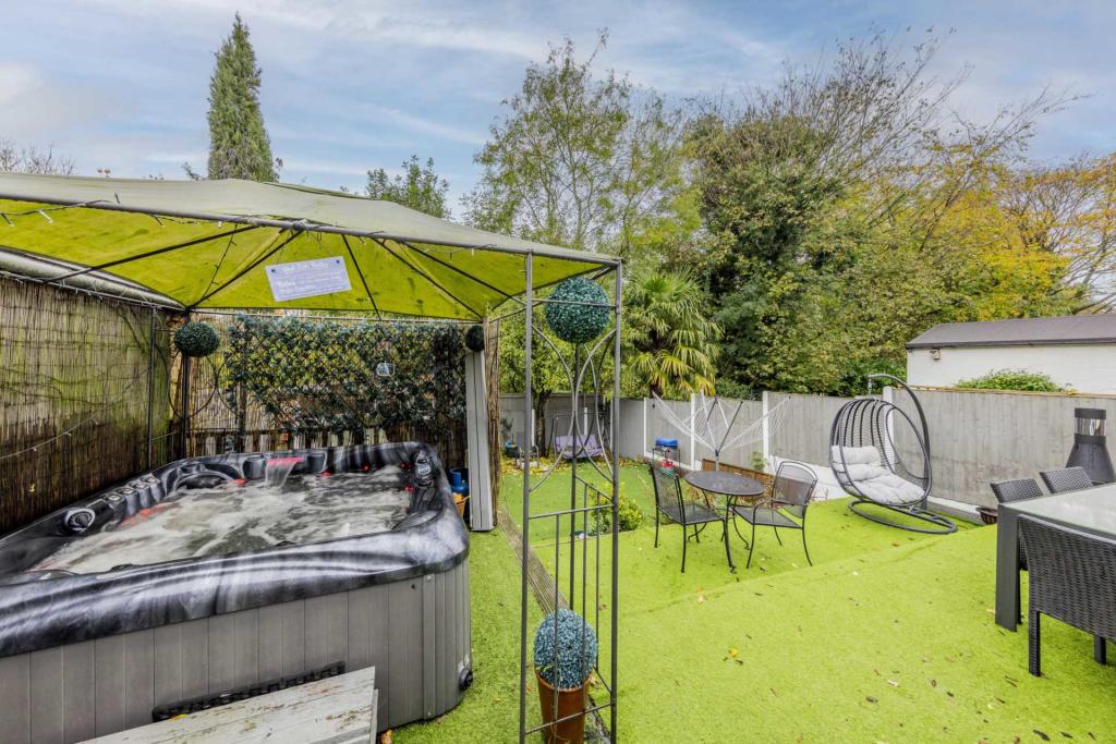 5 bedroom semidetached house for sale in Brook Road, Trentham, ST4