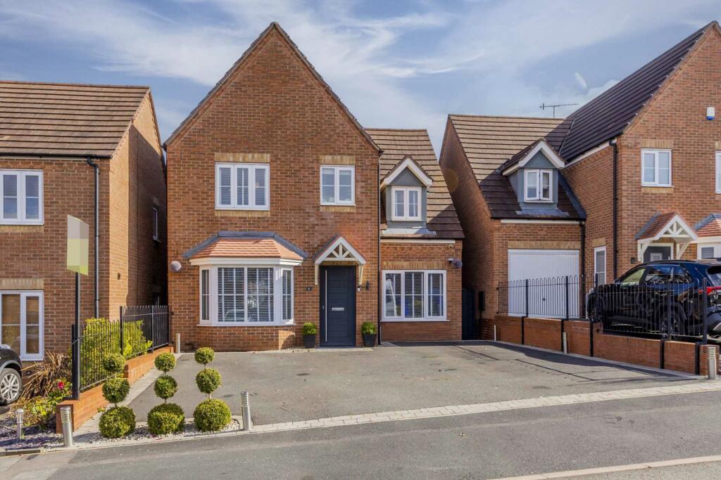 4 bedroom detached house for sale in Hollinwood Close, Norton Heights