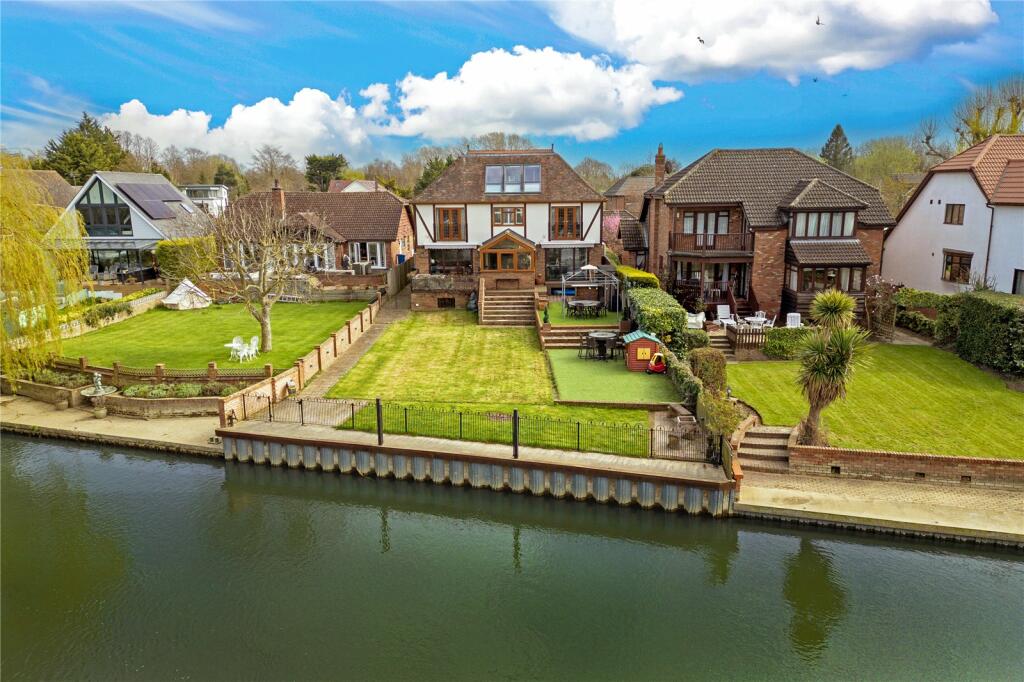 5 bedroom detached house for sale in Friary Island, Wraysbury, TW19