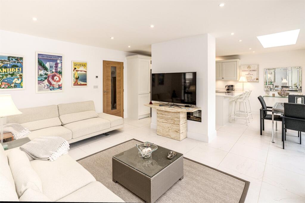 Additional property image - Pebble Lane, Ferring, West Sussex, BN12
