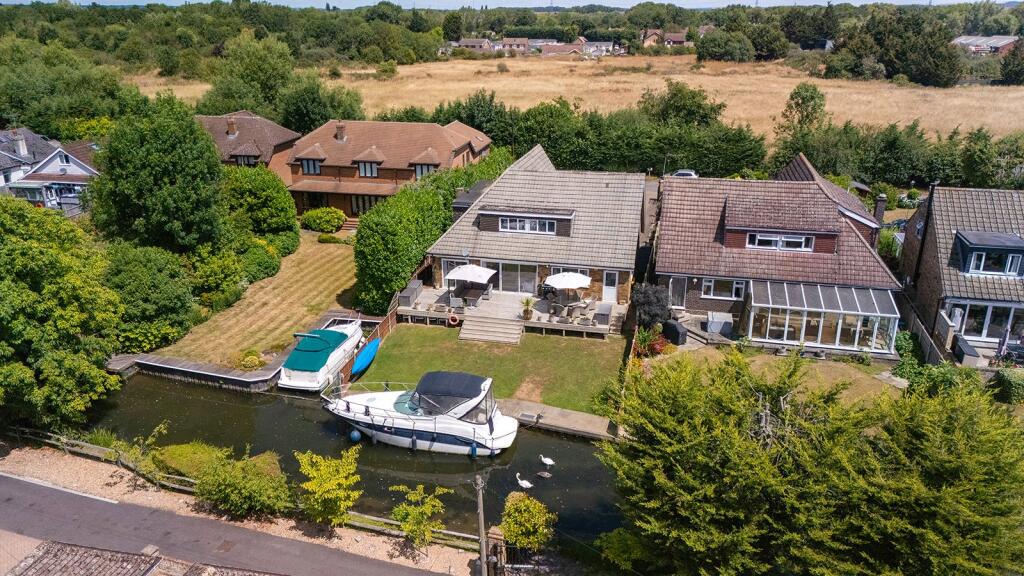 Main image of property: Hythe End Road, Wraysbury, TW19