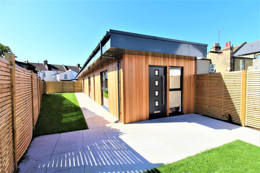 2 bedroom bungalow for sale in Ironbridge Mews, E15