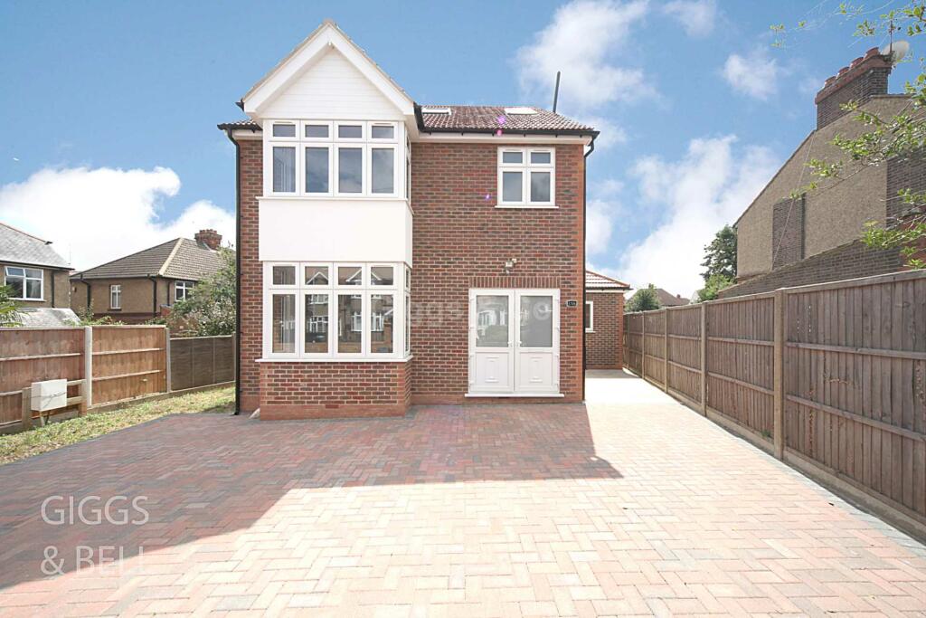 4 bedroom detached house for rent in St. Michaels Crescent, Luton, LU3