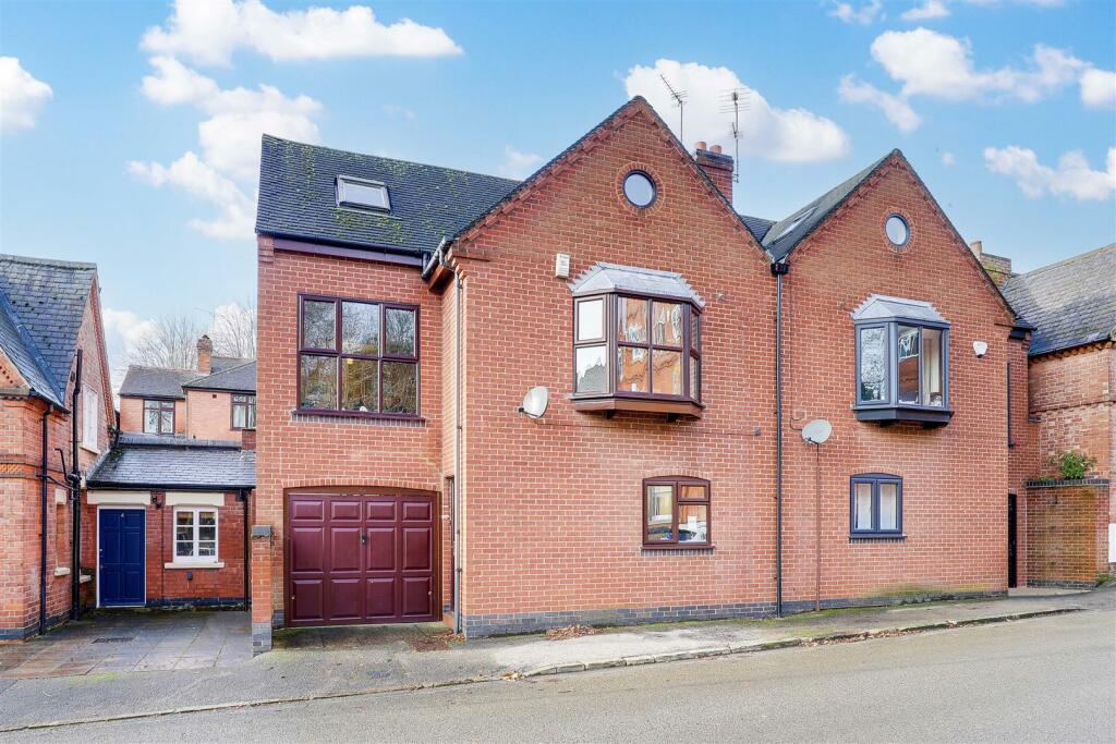 3-bedroom-town-house-for-sale-in-lenton-avenue-the-park