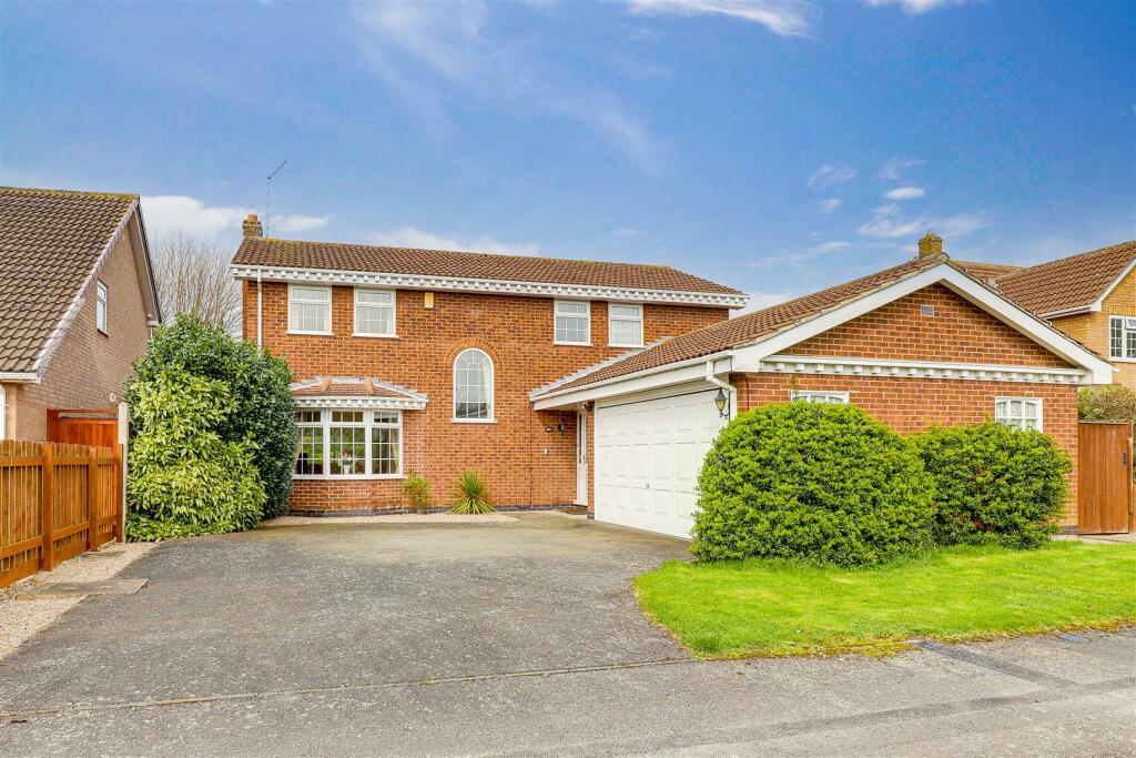 4 bedroom detached house for sale in Hallfields, Edwalton