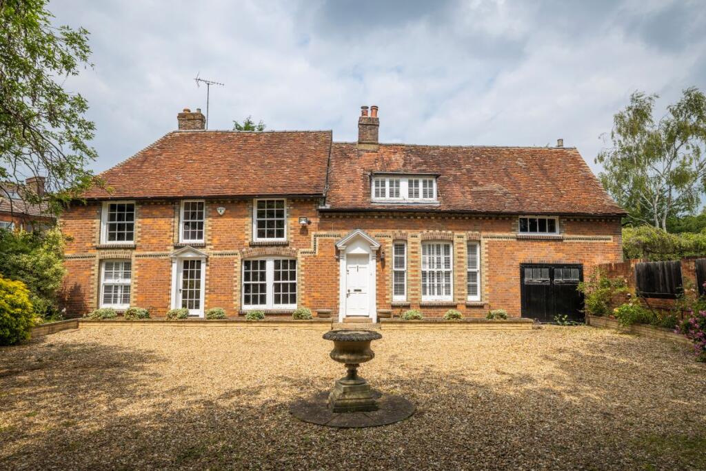 Main image of property: Yew Tree Farm, 53 Luton Road, Chalton, Luton, Bedfordshire, LU4 9UJ