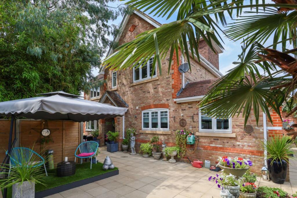 Main image of property: 33A Rydens Avenue, Walton-on-Thames, Surrey, KT12 3JE