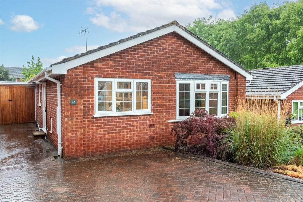 2 bedroom bungalow for sale in Fruitlands, Malvern, Worcestershire, WR14
