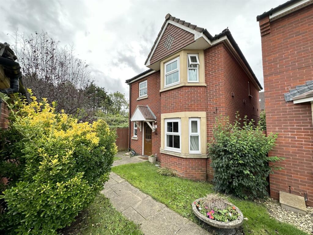3 bedroom detached house for sale in Windfall Way, Elmbridge