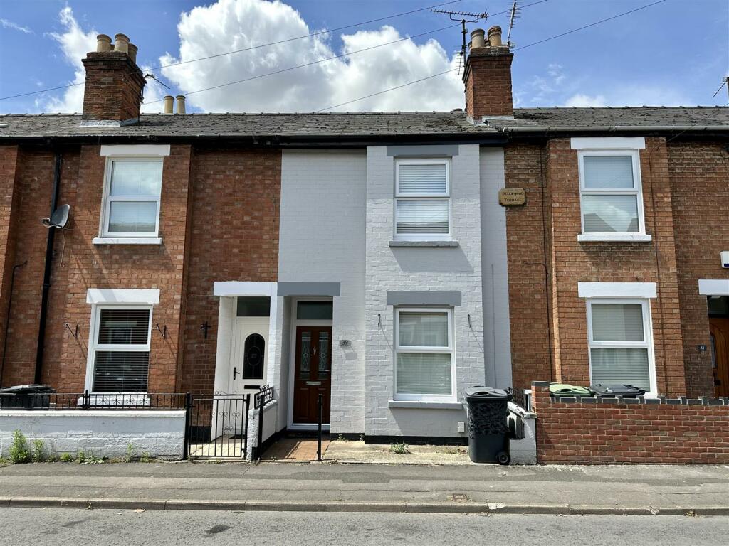 2 bedroom terraced house for sale in Swan Road, Gloucester, GL1