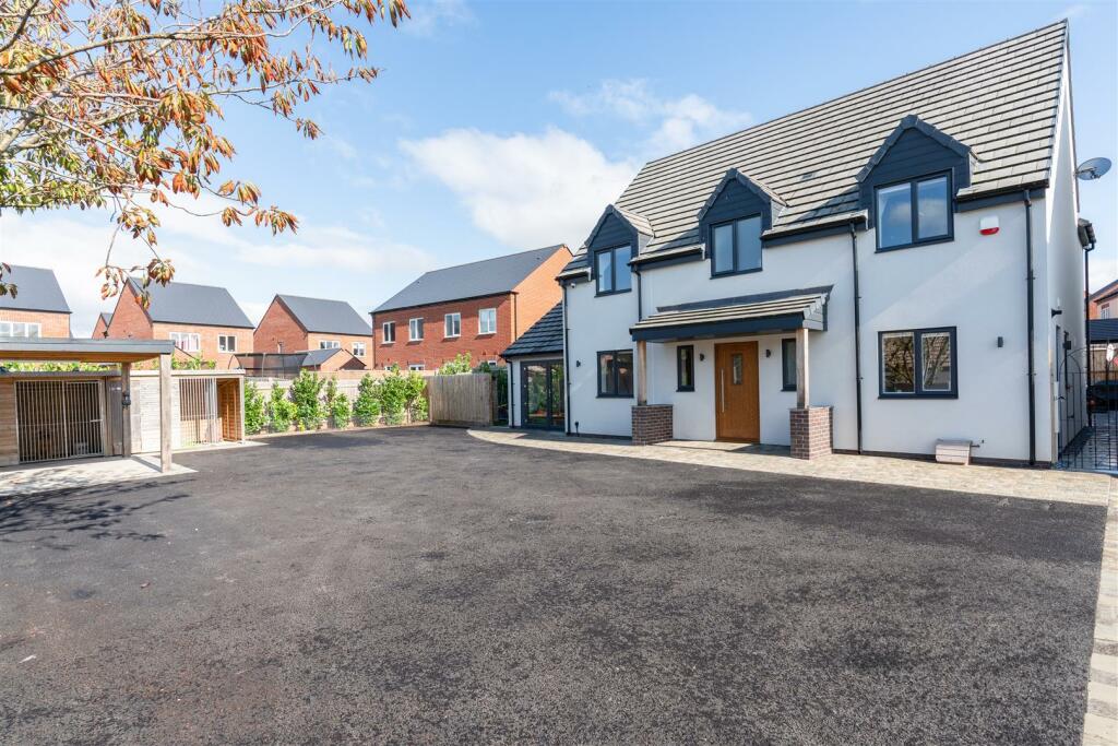 4 bedroom detached house for sale in Tewkesbury Road, Twigworth