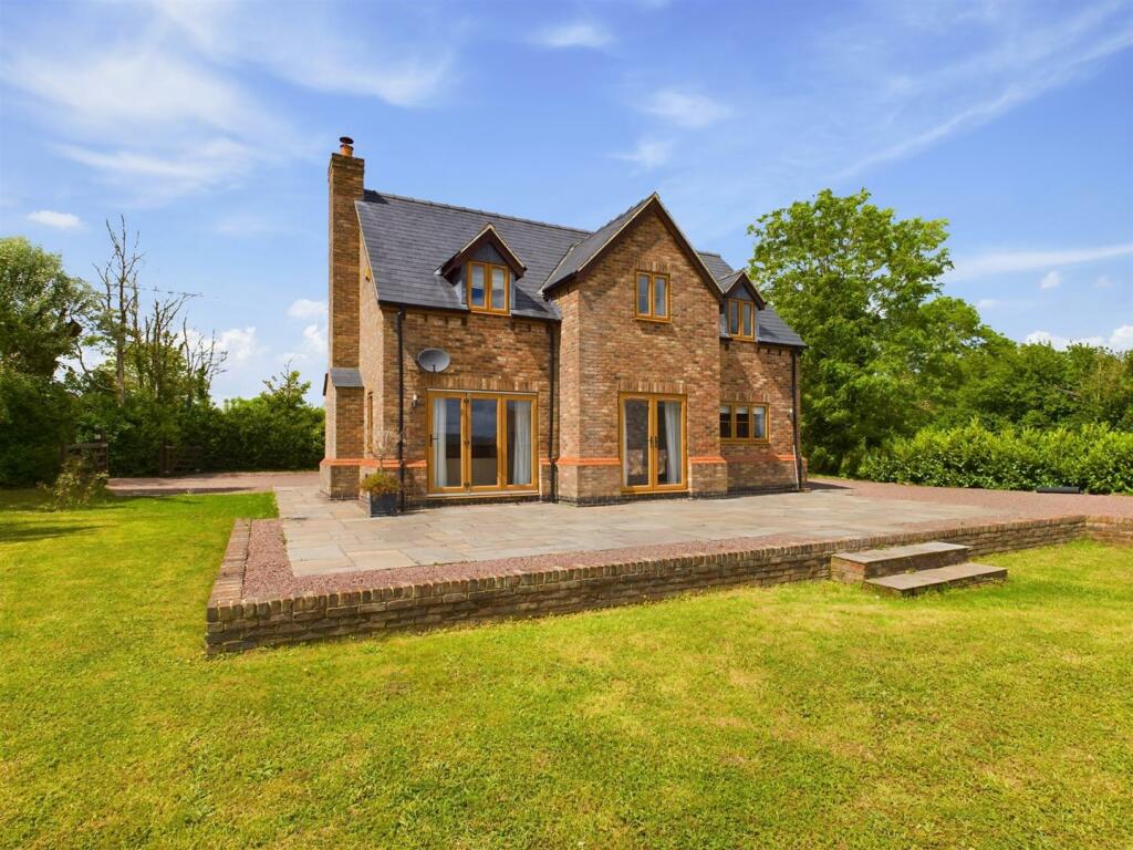 4 bedroom detached house for sale in Main Road, Minsterworth