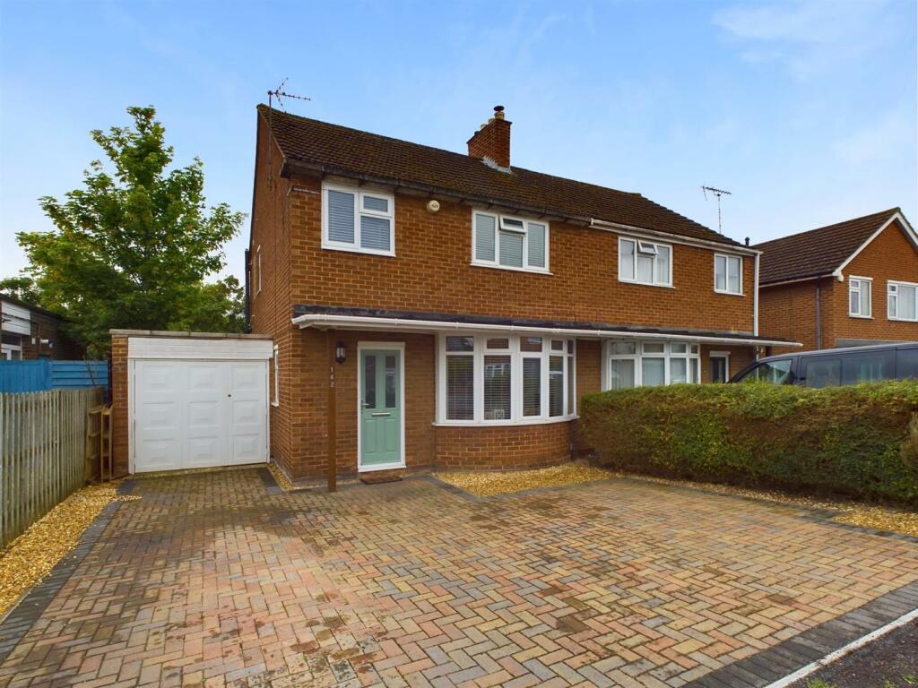 3 bedroom semidetached house for sale in Oxstalls Way, Longlevens