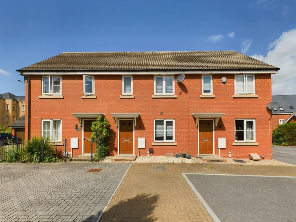 3 bedroom terraced house for sale in Robinswood Close, Brockworth
