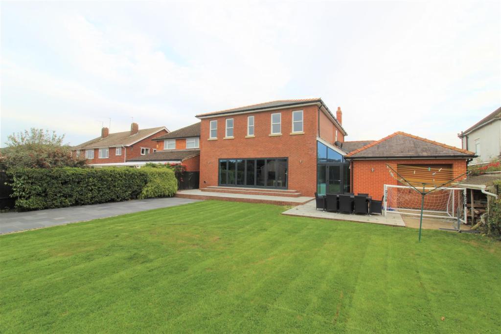 5 bedroom detached house for sale in Chosen Way, Hucclecote, Gloucester