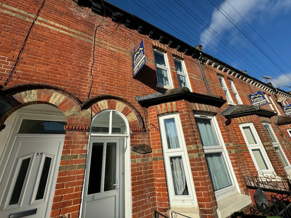 Main image of property: 39 Woodside Road, Southampton, Hampshire, SO17