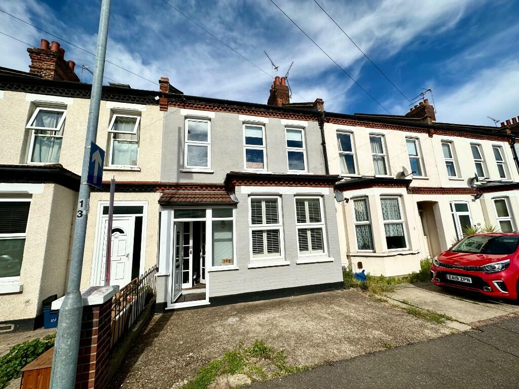 3 bedroom terraced house for sale in South Avenue, SouthendOnSea