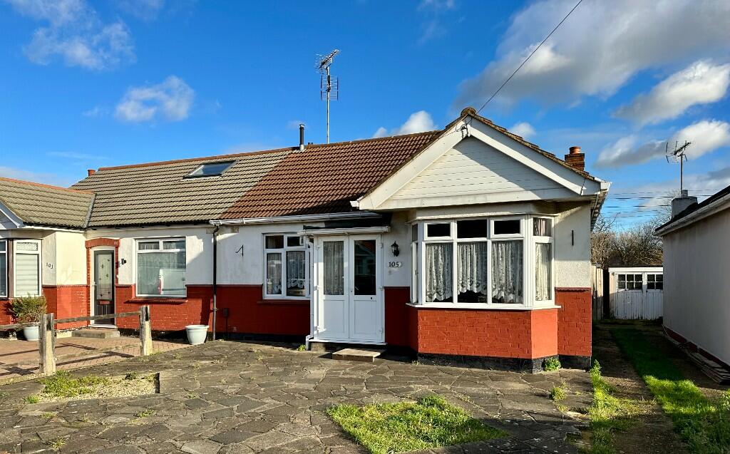 2 bedroom semidetached bungalow for sale in Thornford Gardens, Prittlewell, SouthendonSea