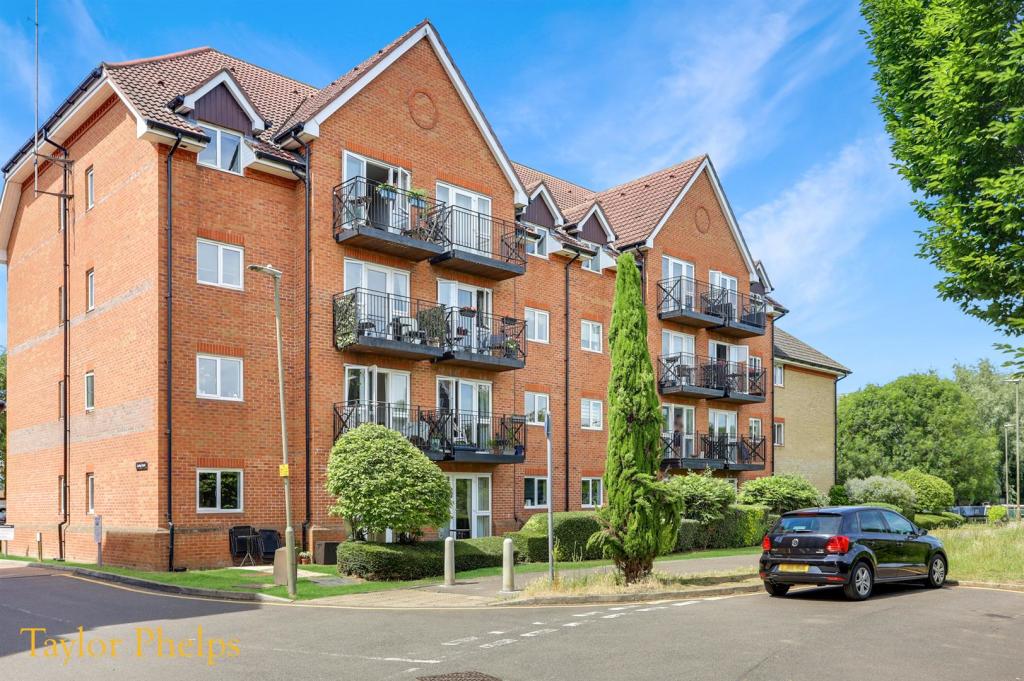 2 bedroom apartment for sale in Loxley Court, Ware Chain Free, SG12