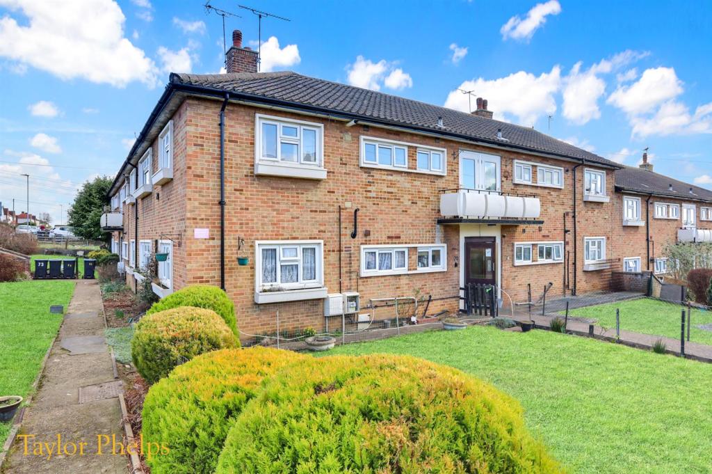 2 bedroom apartment for sale in Trinity Road, Ware 100+ year lease, SG12