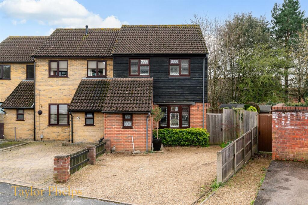 3 bedroom end of terrace house for sale in Rumsley, West Cheshunt, EN7