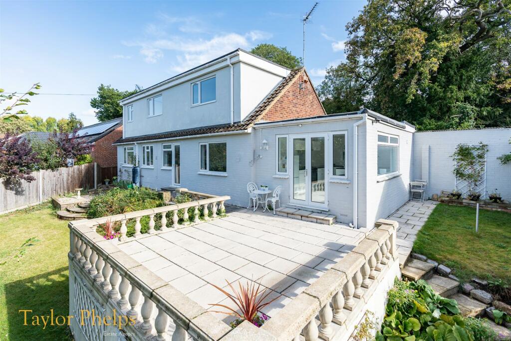 3 bedroom detached house for sale in Little Widbury Lane, Ware, SG12