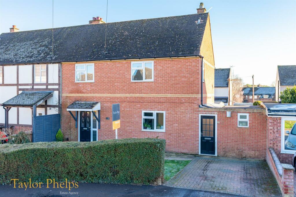 3 bedroom semidetached house for rent in Hillside Crescent, Stanstead