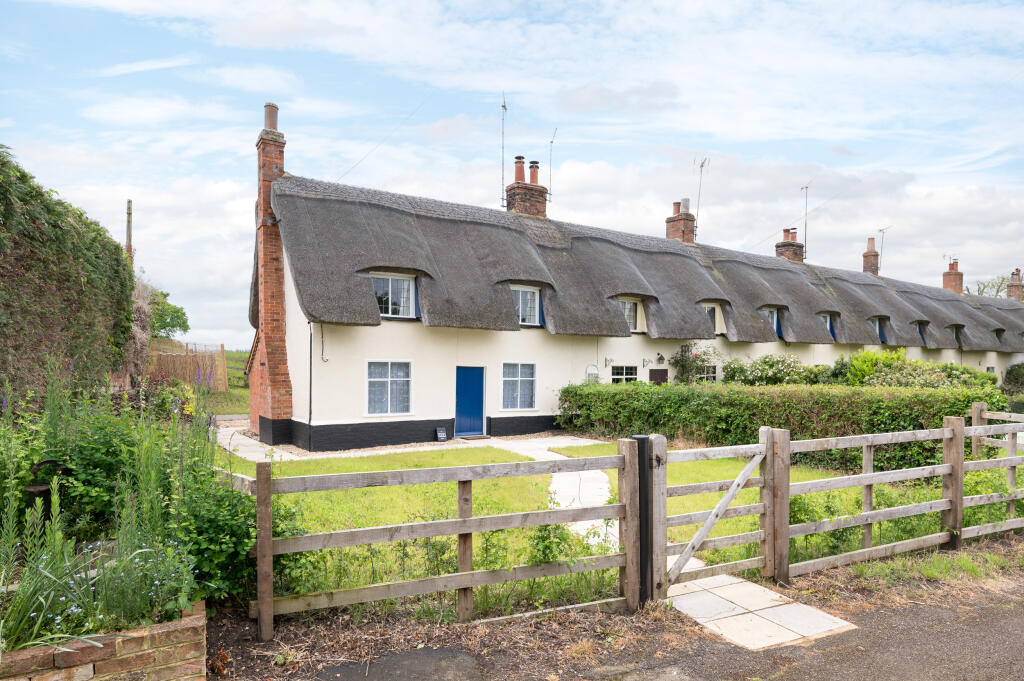 2 bedroom end of terrace house for sale in Park Road, Melchbourne