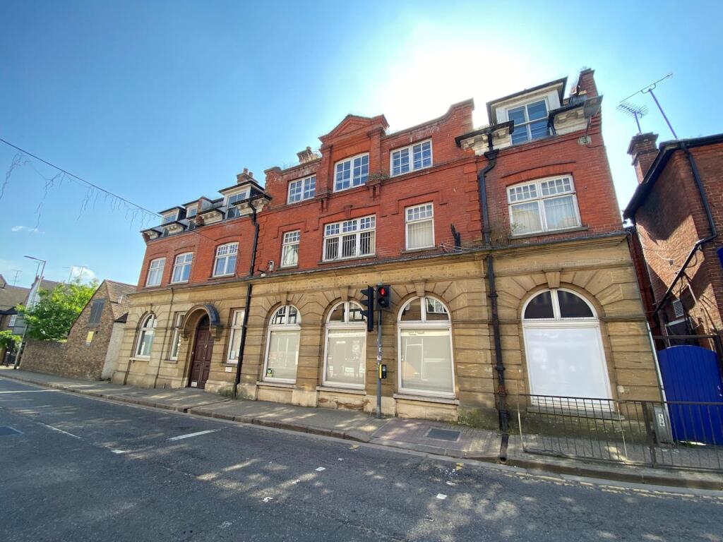 High street retail property to lease in 6/8, Church Street