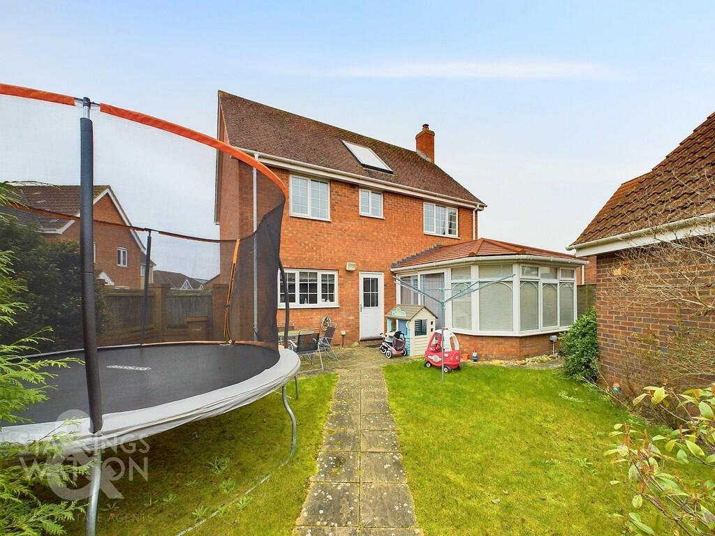 4 bedroom detached house for sale in Bullfinch Drive, Harleston, IP20
