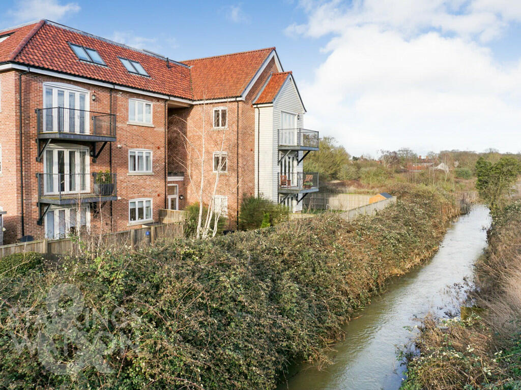 2 bedroom flat for sale in Waterside Drive, Ditchingham, Bungay, NR35