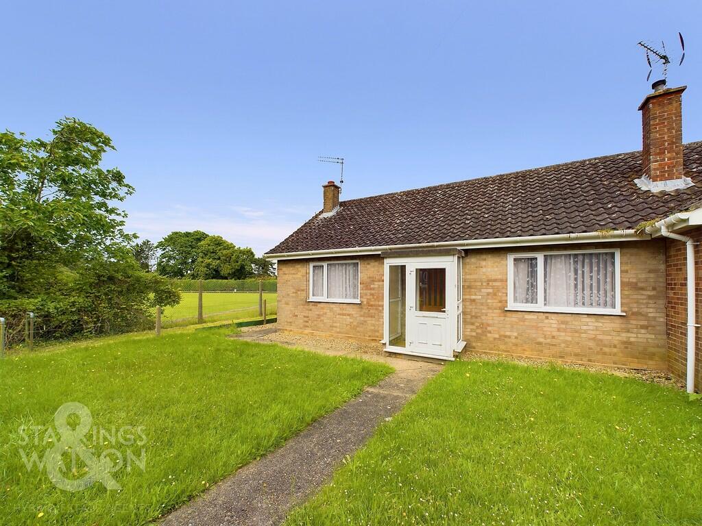 2 bedroom semidetached bungalow for sale in The Packway, Wortwell