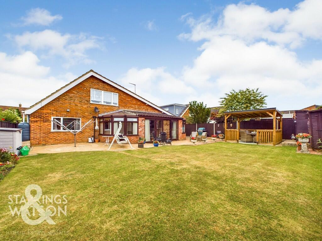 4 bedroom chalet for sale in Cedar Drive, Loddon, Norwich, NR14