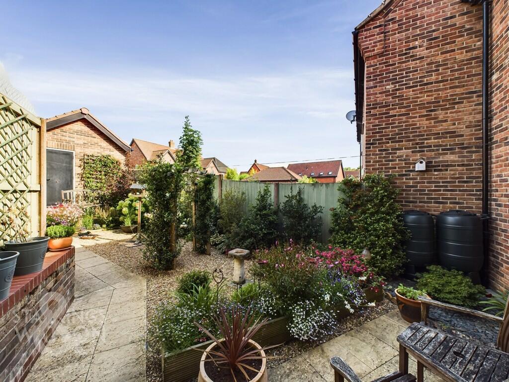 3 bedroom terraced house for sale in The Ridings, Poringland, Norwich, NR14
