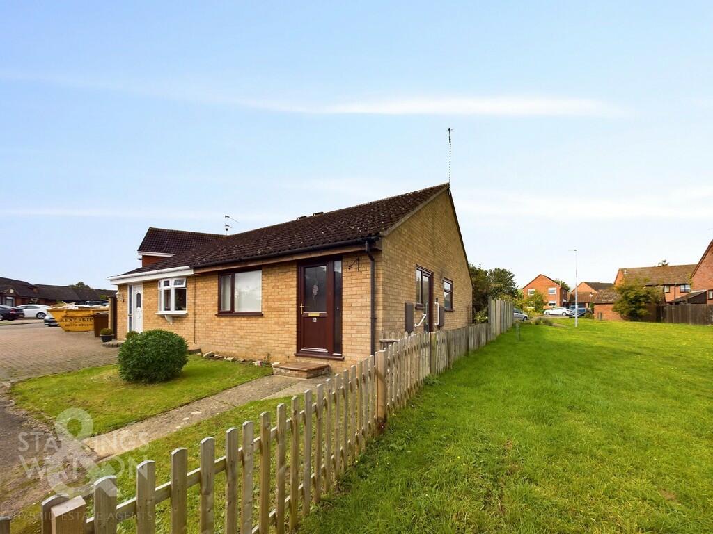 2 bedroom semidetached bungalow for sale in Warren View, Loddon