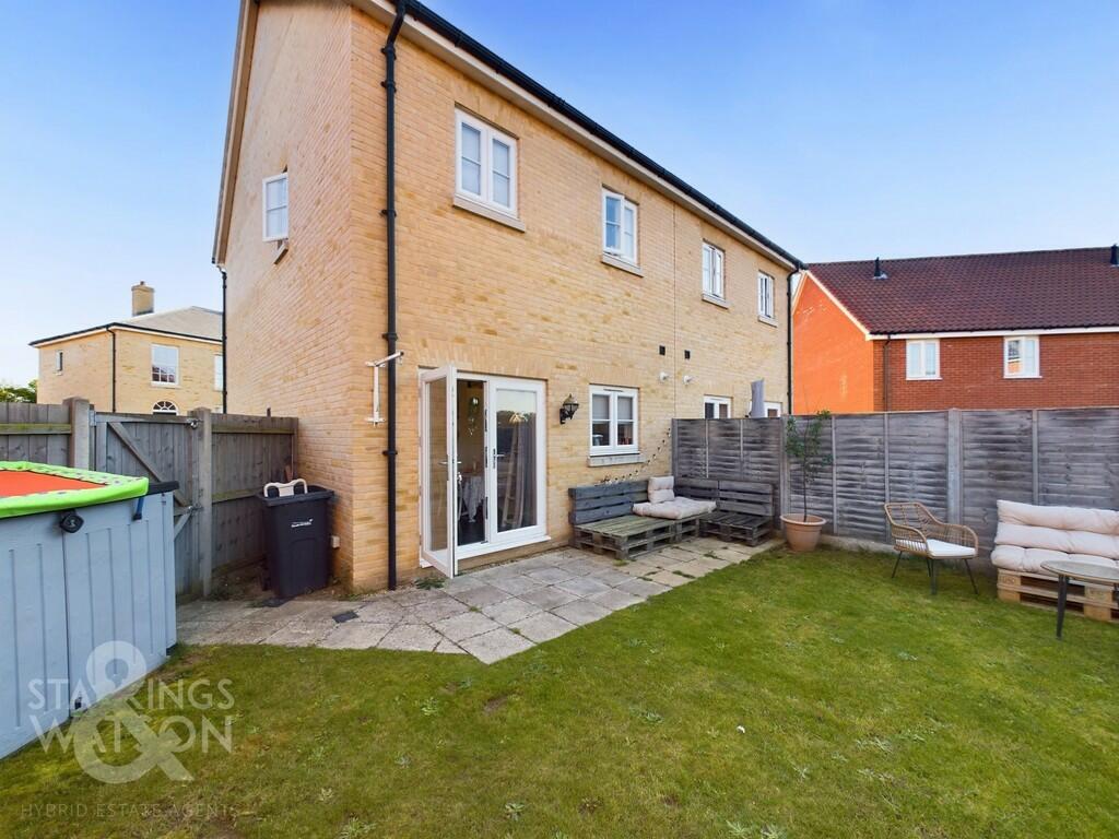 3 bedroom semidetached house for sale in Oak Avenue, Loddon, Norwich, NR14