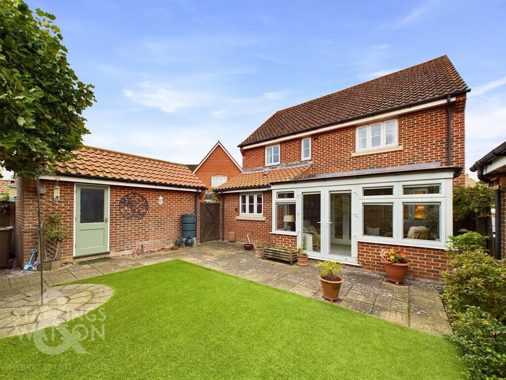 4 bedroom detached house for sale in Fairfield Close, Long Stratton, Norwich, NR15