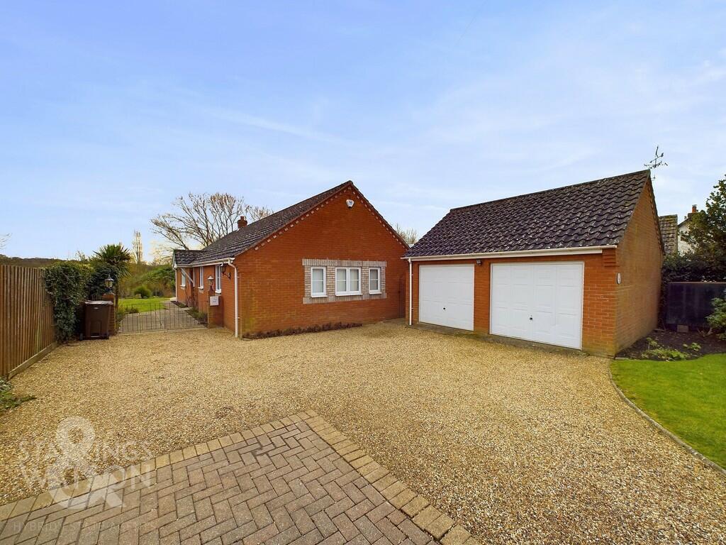 3 bedroom detached bungalow for sale in The Street, Hapton, Norwich, NR15
